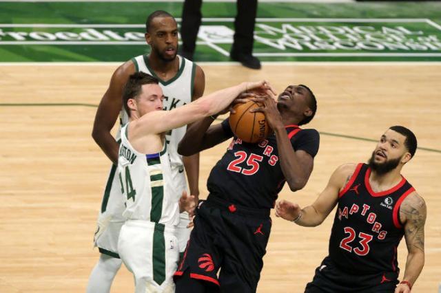 4连败！霍勒迪缺席雄鹿哑火 字母哥变身空砍群群主